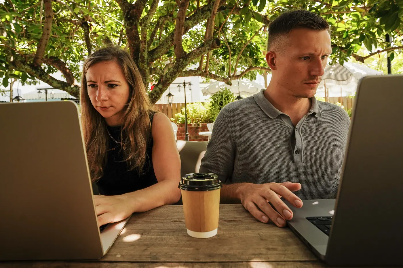 Sophie und Tobias konzentriert bei der Arbeit am Laptop