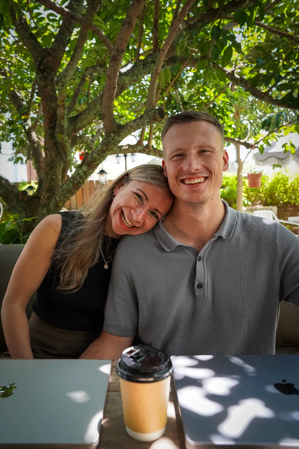 Sophie und Tobias im Café
